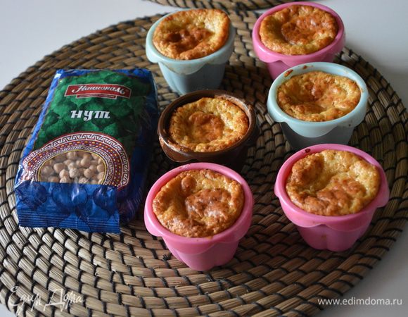 Выпекать в хорошо разогретой духовке при 175°С 35-40 минут. Нутовые кексы пекутся дольше, чем обычные.