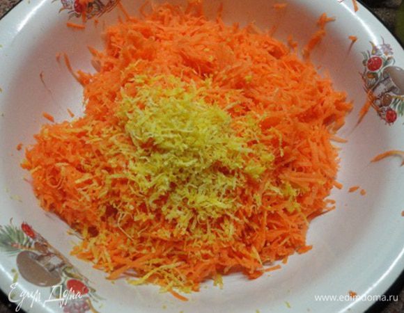 Морковь натереть на мелкой терке, сюда же натереть цедру с одного лимона.