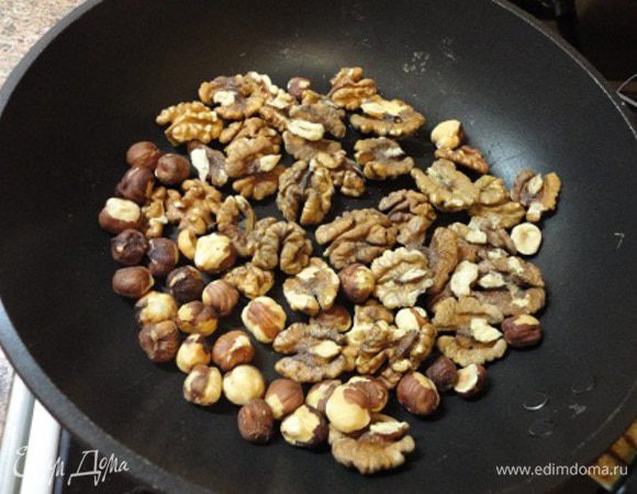 Фундук и грецкие орехи слегка поджарить в духовке или на сухой сковороде, чтобы отшелушить кожицу.