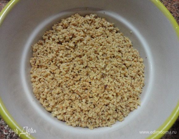 Фундук измельчить практически в муку.