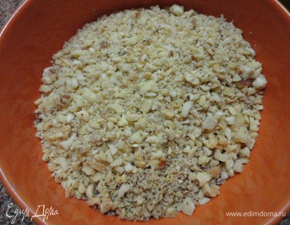 А миндаль вместе с грецкими орехами нарубить.