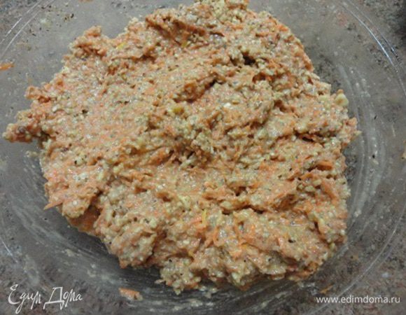 Желтки отделить от белков и взбить с половиной сахара до пышной белой пены, добавить просеянную муку с рзрыхлителем и корицей, перемешать, добавить алкоголь. Затем морковь с цедрой и орехи. Получается довольно плотная масса.