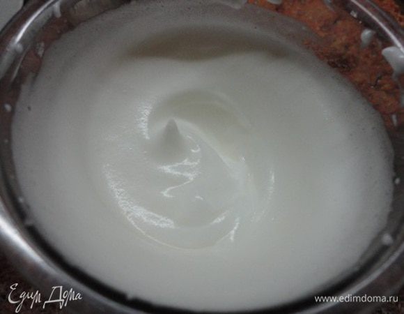 Оставшийся сахар взбиваем с белками до устойчивых пиков и частями, осторожно вводим в основную массу. Теперь тесто стало жидким.