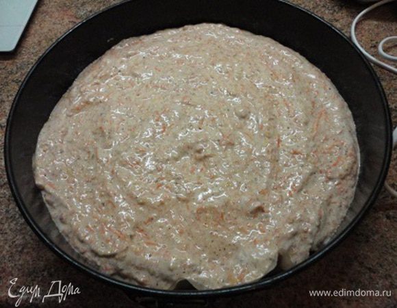 Дно формы (26 см) выстлать пекарской бумагой. Вылить тесто и выпекать 40-45 минут при температуре 180°С. Остудить в форме 10 минут. Затем оставить на ночь остужаться на решетке.