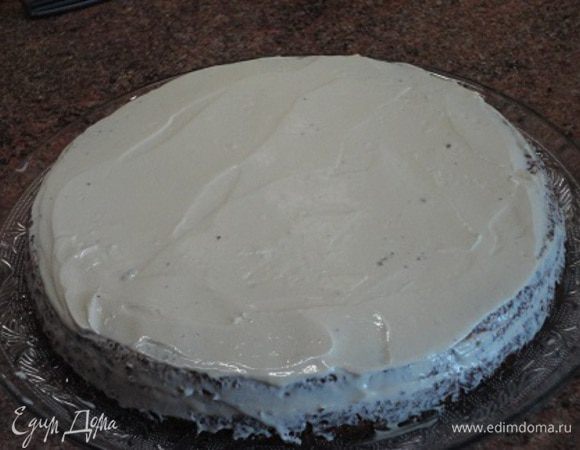 Для крема взбиваем маскарпоне со сливками и сахарной пудрой. Корж я разрезала на две половины и смазала готовым кремом.