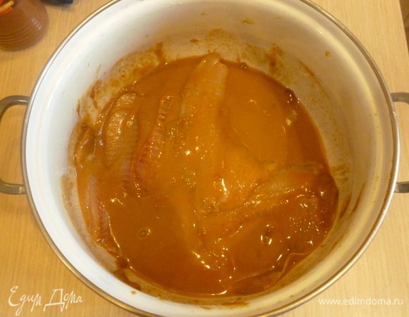 Для маринада смешать мисо-пасту, вино и сахар. Замариновать рыбу на 15 минут.
