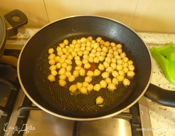 В сковороде разогреть 1 ст. л. масла, выложить нут и обжарить, помешивая, до золотистой корочки.