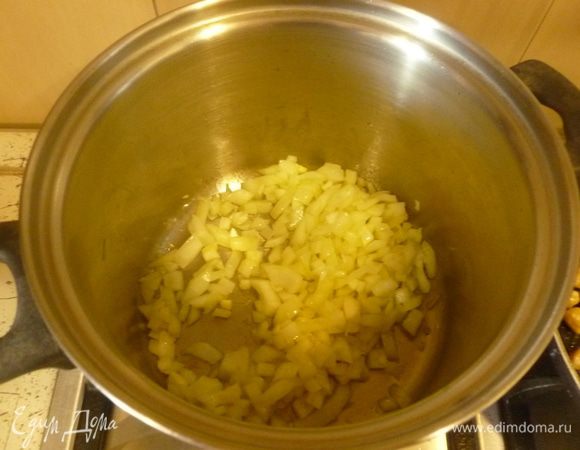 В кастрюле с толстым дном разогреть 1 ст. л. масла, обжарить мелко нарезанный лук.
