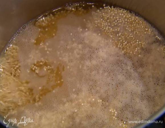 Киноа отварить согласно инструкции на упаковке.