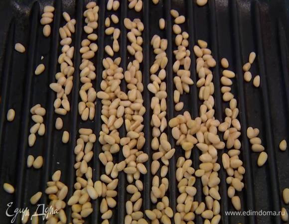 Кедровые орехи подсушить на разогретой сковороде.