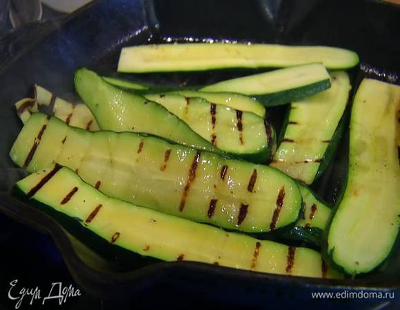 Разогреть сковороду-гриль и обжарить цукини с двух сторон.
