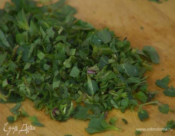Листья мяты и базилика мелко порубить.