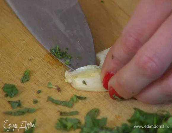 Чеснок почистить и, удалив горькую сердцевину, мелко порезать.