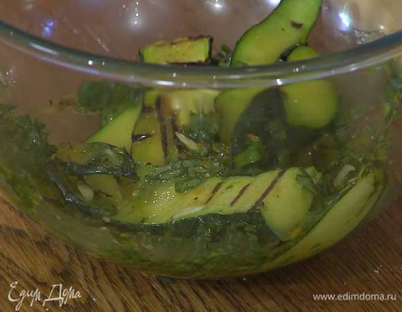 Теплый обжаренный цукини полить заправкой и перемешать.