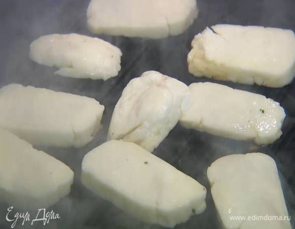 Халуми нарезать небольшими ломтиками и обжарить с двух сторон на сковороде-гриль, где жарился цукини.