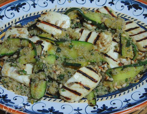 Готовую киноа добавить к цукини, все перемешать и выложить на блюдо, сверху разложить обжаренный сыр и посыпать кедровыми орехами.