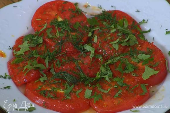 Разогреть сковороду и обжаривать помидоры с каждой стороны по 2 минуты, затем переложить на тарелку и посыпать измельченной зеленью.