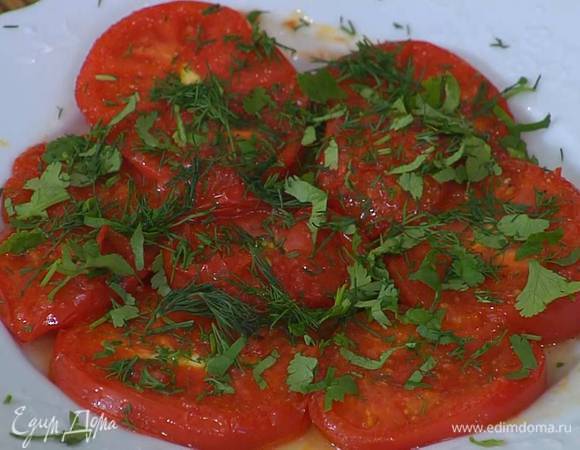 Разогреть сковороду и обжаривать помидоры с каждой стороны по 2 минуты, затем переложить на тарелку и посыпать измельченной зеленью.