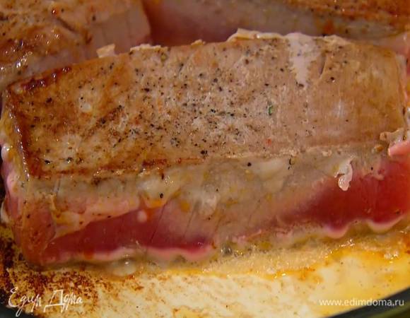 Стейки тунца посолить, поперчить, выложить на сковороду, где жарились помидоры, и жарить с двух сторон до готовности.