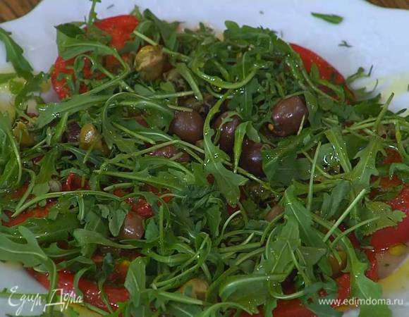 Руколу выложить на помидоры, слегка сбрызнуть все оливковым маслом Extra Virgin и лимонным соком, посолить и поперчить.