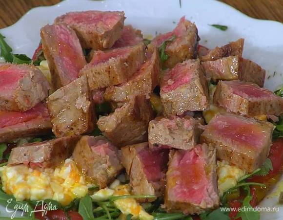 Тунца нарезать ломтиками и выложить на помидоры с зеленью и яйцами, сбрызнуть все оставшимся оливковым маслом Extra Virgin, посолить и поперчить.