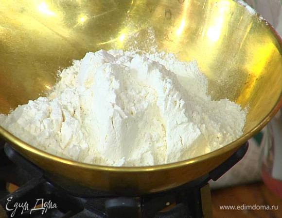 Муку перемешать с разрыхлителем.