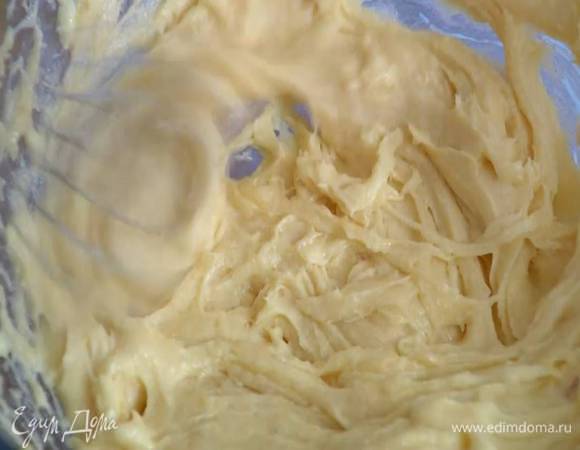 Предварительно размягченное сливочное масло соединить с сахаром и взбить блендером с насадкой-венчиком на невысокой скорости в мягкую массу, затем, не переставая взбивать, по одному ввести яйца.