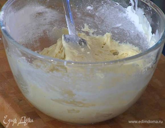 Добавить ванильный экстракт и перемешать все венчиком, затем всыпать часть муки с разрыхлителем и перемешать, влить половину кефира и еще раз перемешать, затем добавить оставшуюся муку и оставшийся кефир и вымешать тесто — оно должно получиться воздушным.