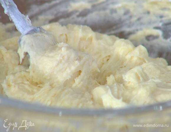 Добавить в тесто капли белого шоколада и перемешать.