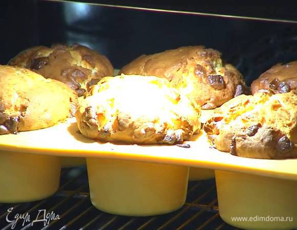 Выпекать капкейки в разогретой духовке 20‒25 минут.