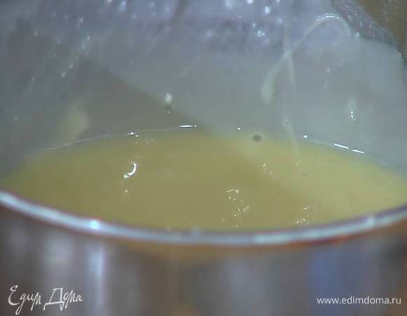 Приготовить крем: сливки и белый шоколад поместить в небольшую кастрюлю и растопить, затем снять с огня и немного остудить, добавить сливочный сыр, все вымешать и отправить в холодильник.