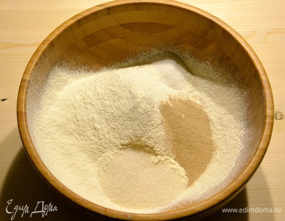 Первый день: подготовка теста и масла. Смешать все сухие ингредиенты: просеянная мука, соль, сахар, дрожжи.