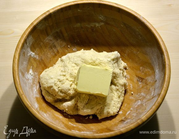 Добавить теплую воду и замесить тесто. Добавить размягченное сливочное масло.