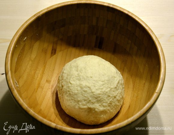 Замесить мягкое эластичное тесто. Накрыть пленкой и убрать в теплое место на 2 часа.