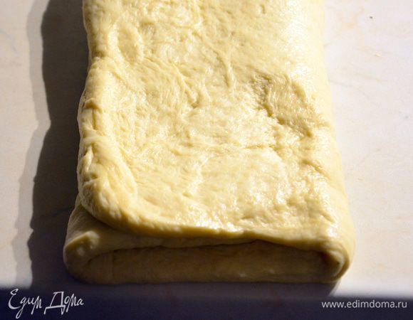 Раскатать из теста прямоугольник, слегка надавливая ладонями. Сложить стороны друг к другу — слева направо, справа налево с нахлестом.