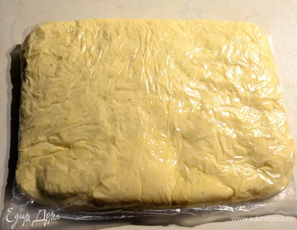 Потом также сложить верх и низ, получится конвертик. Немного надавить и расплющить конвертик из теста, сложить в пищевой пакет или свернуть в пленку и убрать в холодильник на ночь.