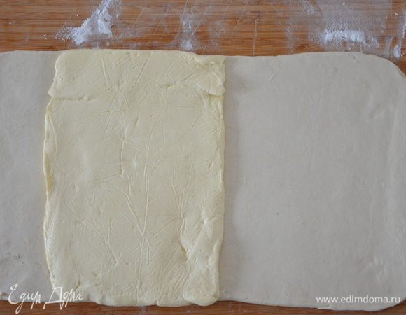 Второй день: раскатка. Достать тесто и масло из холодильника, раскатать тесто в длинный пласт, выложить сверху масло. Ширина масла и теста должны совпадать. Теперь ясно, почему удобно и тесто, и масло класть в пищевой пакет одного размера.