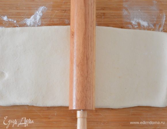 Раскатать тесто вверх-вниз, т. е. сгиб теста будет увеличиваться, а масляный край (верх-низ) останется примерно такой же ширины.