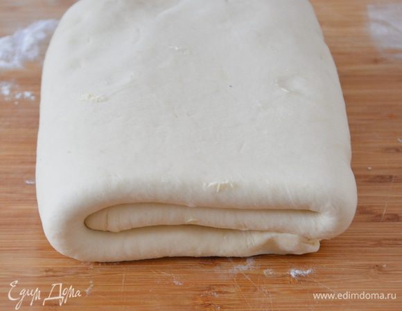 Снова сложить тесто, раскатать по сгибу (см. п. 9).