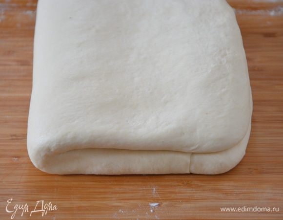 Сложить тесто пополам, положить в пакет и убрать в холодильник на 2 часа.