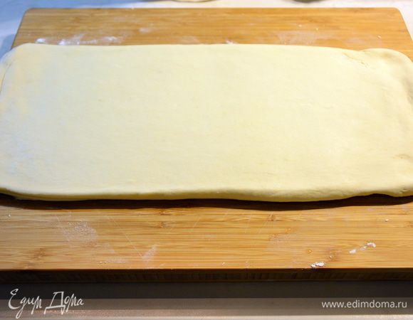 Достать тесто из холодильника. Раскатать по сгибу (см. п. 9).