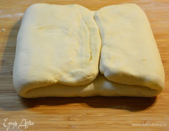 Сложить концы: 1 часть больше другой. Раскатать про сгибу (см. п. 9).