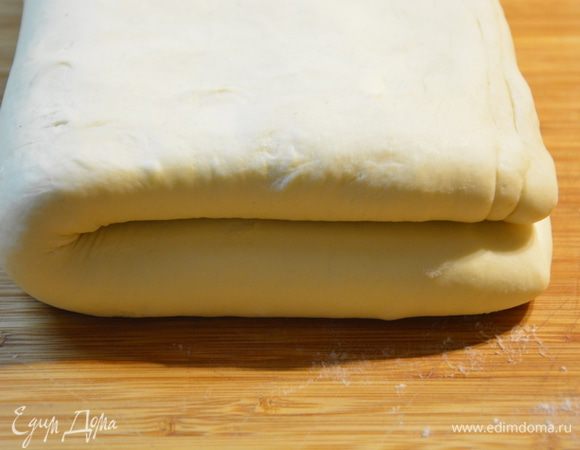 Сложить тесто пополам, положить в пакет и убрать в холодильник на ночь.