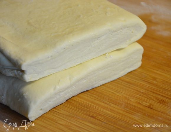 Третий день: расстойка и выпечка. Достать тесто из холодильника, разрезать пополам по сгибу.