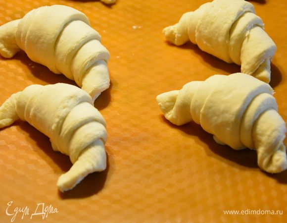 Выкладываем круассаны на противень, застеленный пергаментом или силиконовым ковриком.