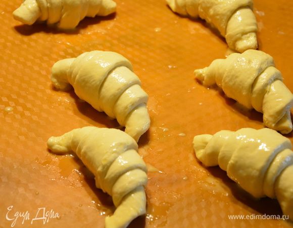 Взбить яйцо с 1 ст. л. воды и аккуратно смазать им круассаны. Оставить на расстойку на 3–3,5 часа в теплом месте.