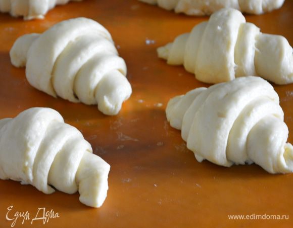 Смазать тем же яйцом еще раз. Выпекать в разогретой до 200°С духовке 10 минут при режиме (важно!) конвекция, затем снизить температуру до 190°С и выпекать до золотистой корочки еще минут 12–15.