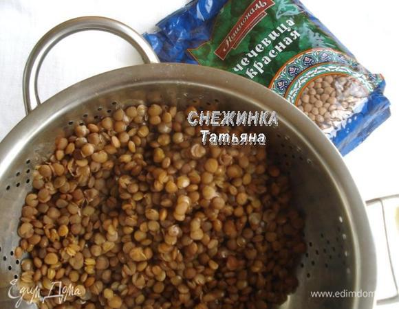 Начнем с приготовления лепешек. Красную чечевицу ТМ «Националь» варим 20 минут с момента закипания в большом количестве воды, сцеживаем. Вообще ее надо варить 15 минут, но поскольку я делаю пюре для лепешек, решила проварить чуть подольше.