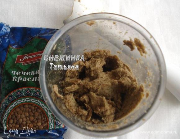 Пюрируем блендером. Добавляем соль, свежемолотый черный перец, молотую паприку, измельченный чеснок.