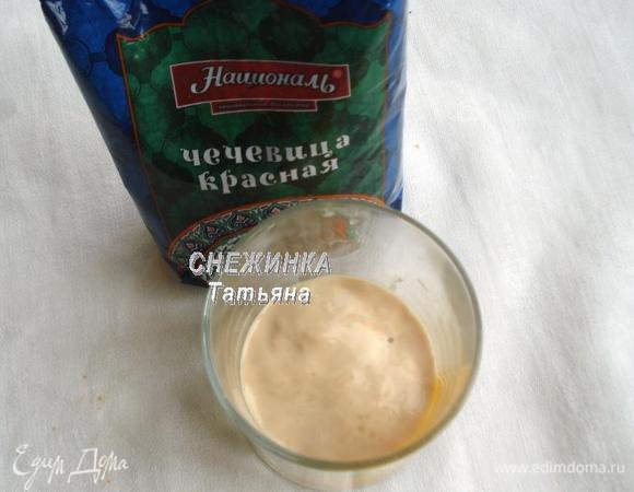 В воде теплой, но не горячей, разводим сахар и дрожжи, оставляем, чтобы образовалась «шапочка».